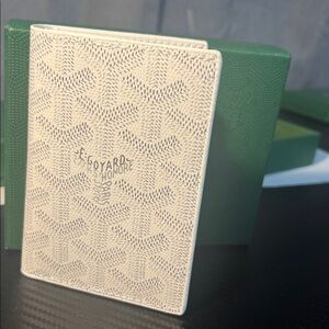 🏷️ Authentic Goyard Saint Pierre Card Wallet - White/Gray
Goyardine